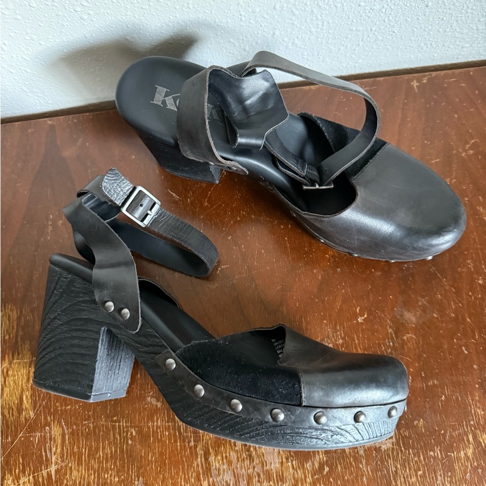 Korks Black Studded Clogs